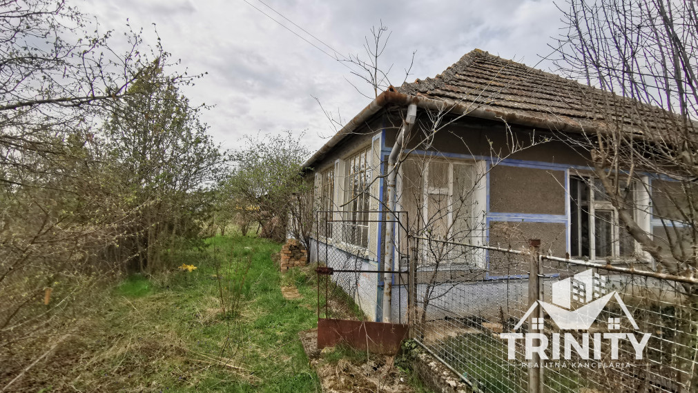 Na predaj stavebný pozemok so starším domom v obci Semerovo