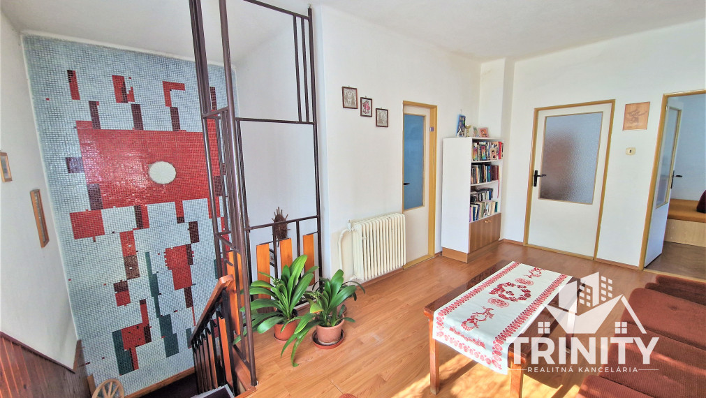 EXKLUZÍVNE NA PREDAJ poschodový rodinný dom v obci Zemné, 3D prehliadka