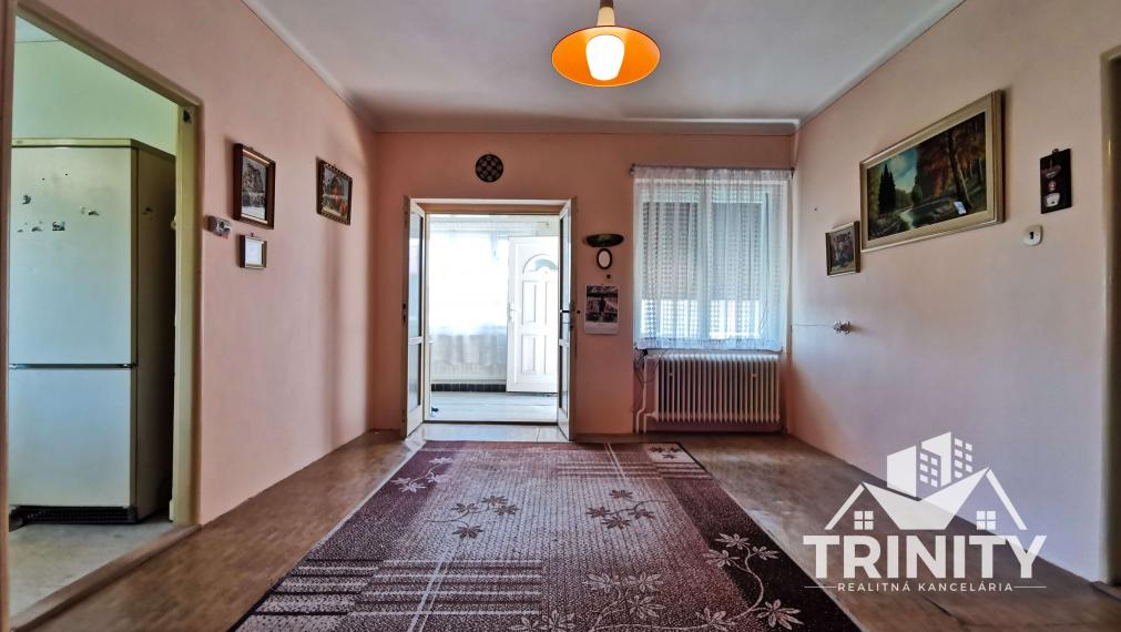 Na predaj priestranný 4-izbový tehlový rodinný dom v meste Šurany, 3D prehliadka