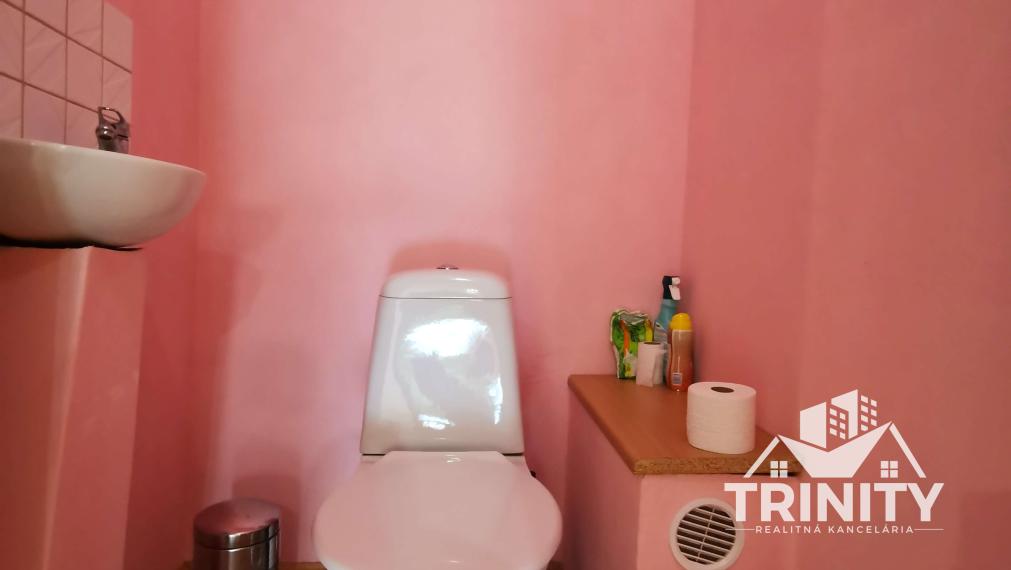 Na predaj 6-izbový priestranný dvojpodlažný rodinný dom v Nových Zámkoch