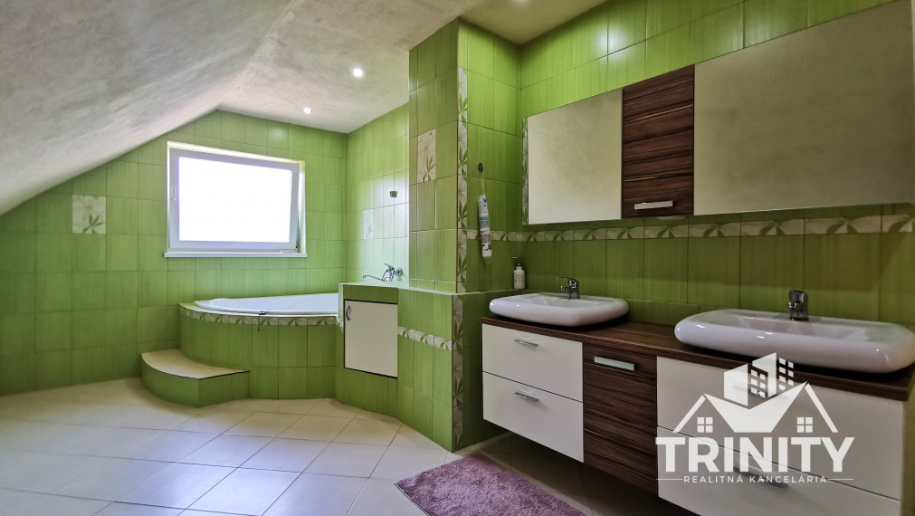 Na predaj 6-izbový priestranný dvojpodlažný rodinný dom v Nových Zámkoch