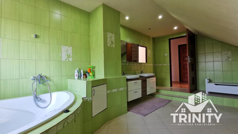 Na predaj 6-izbový priestranný dvojpodlažný rodinný dom v Nových Zámkoch