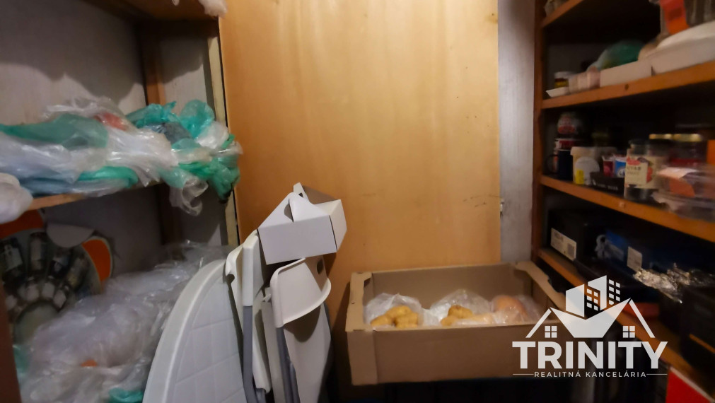 Rezervovaný  - predaj čiastočne zrekonštruovaný 3-izbový byt v Nových Zámkoch