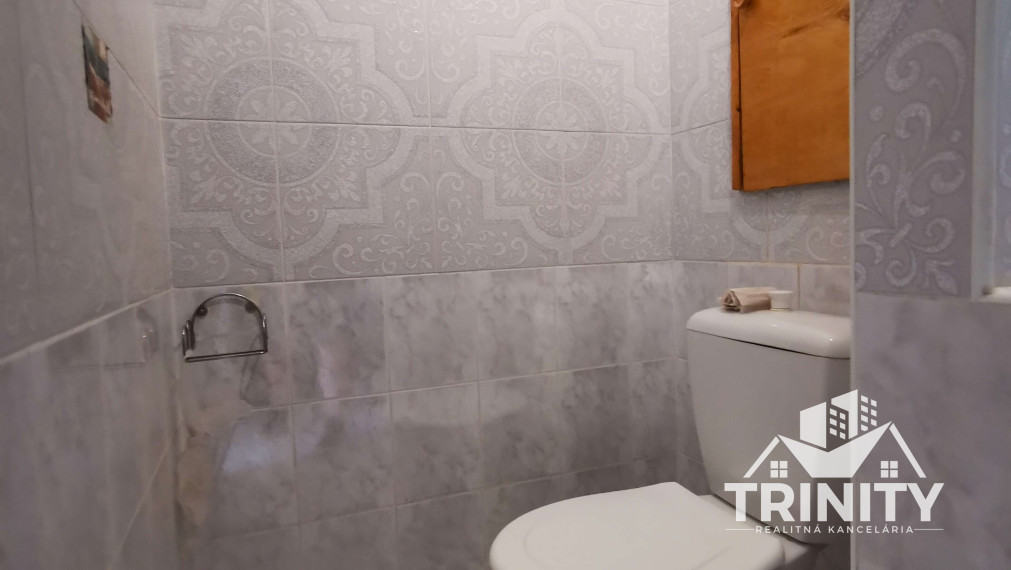 Rezervovaný  - predaj čiastočne zrekonštruovaný 3-izbový byt v Nových Zámkoch