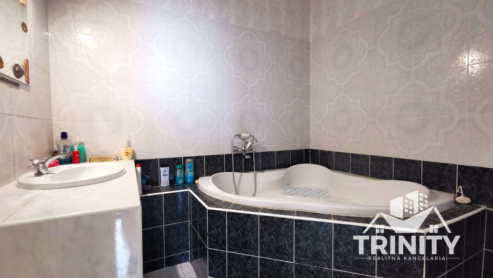 Rezervovaný  - predaj čiastočne zrekonštruovaný 3-izbový byt v Nových Zámkoch