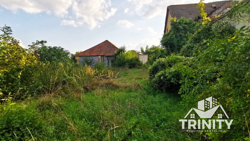 Znížená cena - Na predaj stavebný pozemok v obci Trávnica