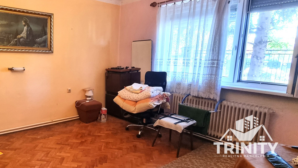 Na predaj tehlový 3-izbový priestranný  rodinný dom v Nových Zámkoch