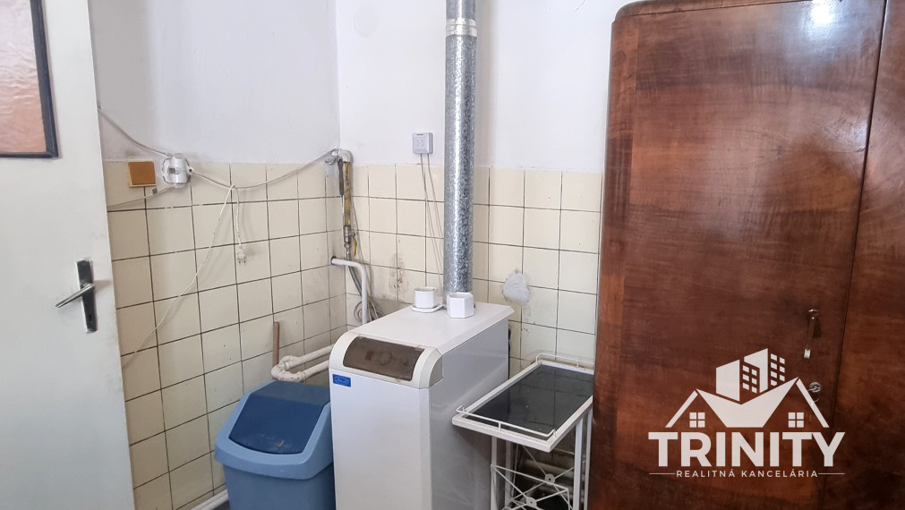 Na predaj tehlový 3-izbový priestranný  rodinný dom v Nových Zámkoch