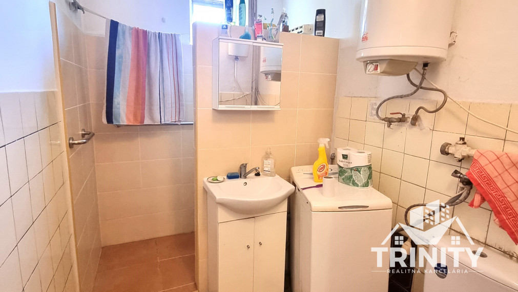 Na predaj tehlový 3-izbový priestranný  rodinný dom v Nových Zámkoch