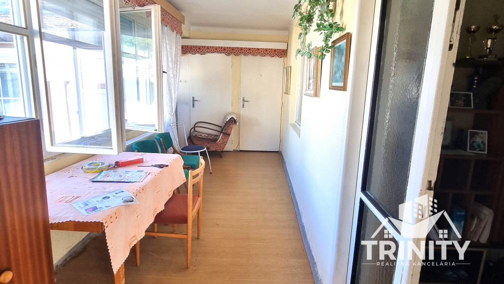 Na predaj tehlový 3-izbový priestranný  rodinný dom v Nových Zámkoch