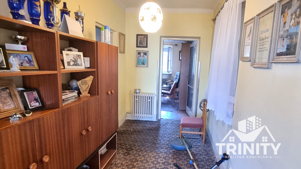 Na predaj tehlový 3-izbový priestranný  rodinný dom v Nových Zámkoch