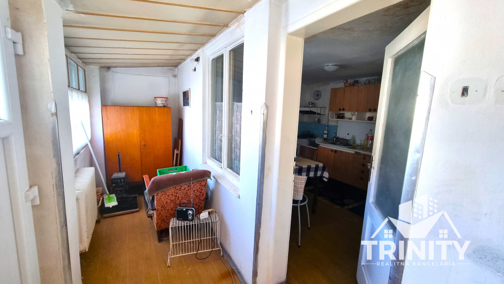 Na predaj tehlový 3-izbový priestranný  rodinný dom v Nových Zámkoch