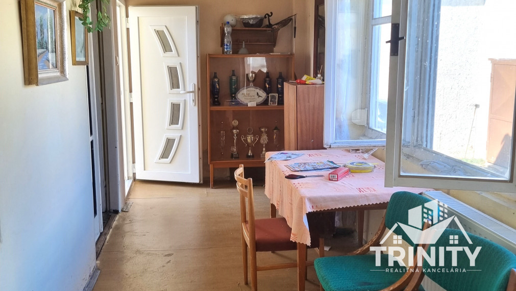 Na predaj tehlový 3-izbový priestranný  rodinný dom v Nových Zámkoch