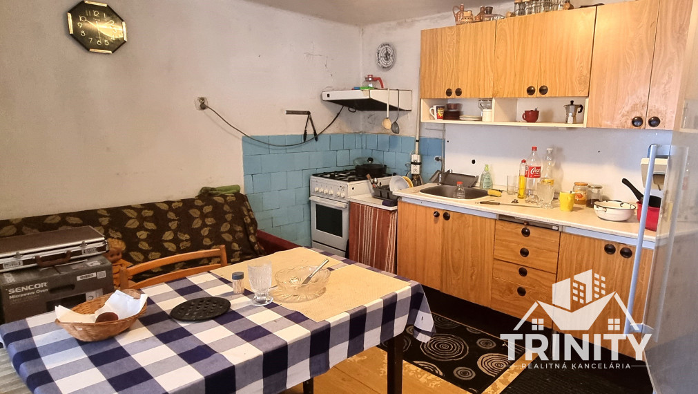 Na predaj tehlový 3-izbový priestranný  rodinný dom v Nových Zámkoch