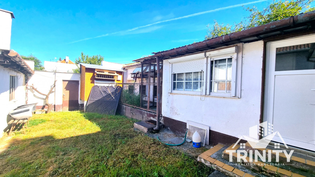 Na predaj tehlový 3-izbový priestranný  rodinný dom v Nových Zámkoch