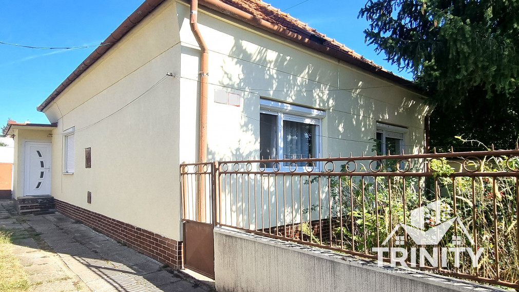 Na predaj tehlový 3-izbový priestranný  rodinný dom v Nových Zámkoch