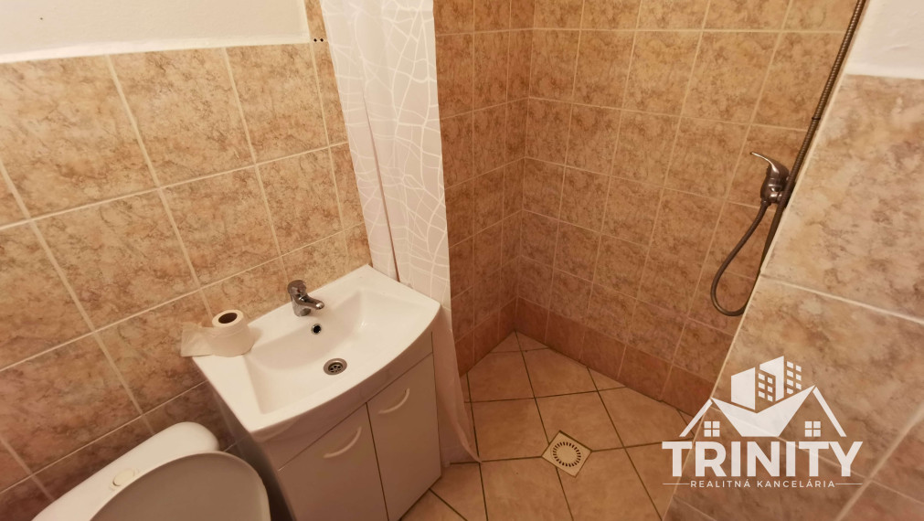 Na predaj Podlažný rodinný dom / Penzión v obci Radava