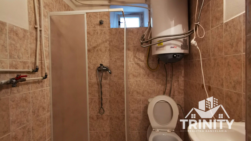 Na predaj Podlažný rodinný dom / Penzión v obci Radava