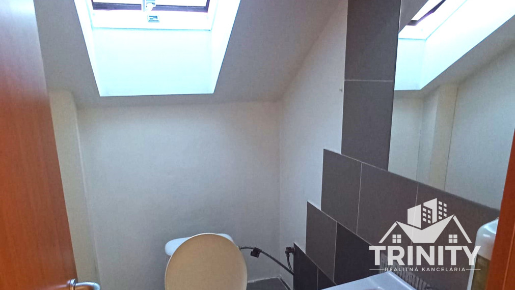 Na prenájom 2-izbový byt pri centre v Nových Zámkoch