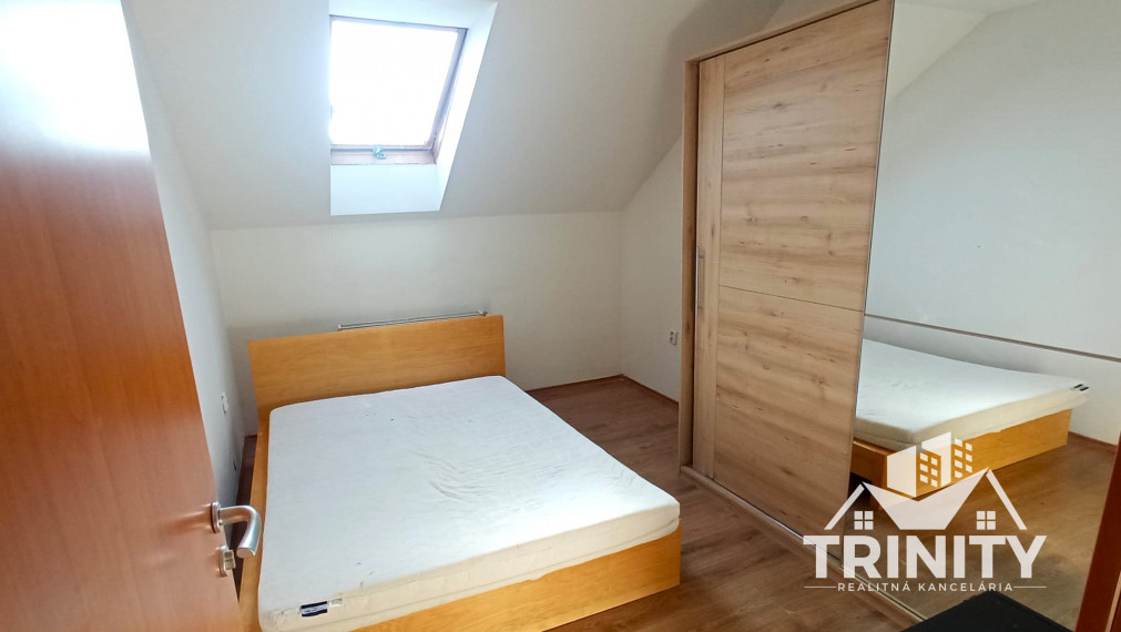 Na prenájom 2-izbový byt pri centre v Nových Zámkoch