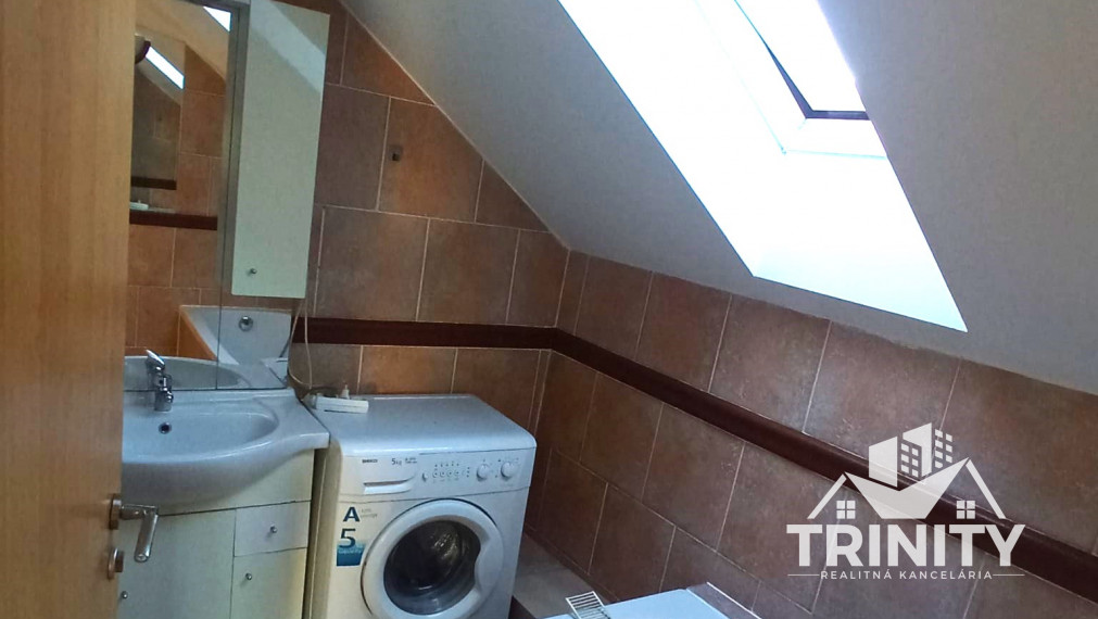 Na prenájom 2-izbový byt pri centre v Nových Zámkoch