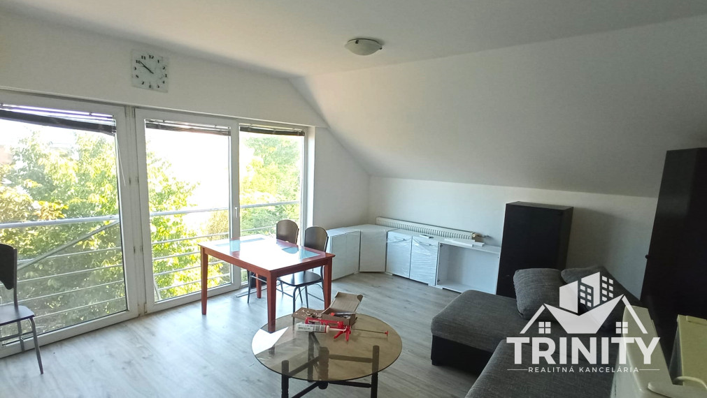 Na prenájom 2-izbový byt pri centre v Nových Zámkoch