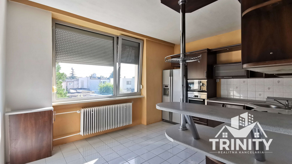 Na predaj poschodový 7-izbový rodinný dom v meste Nové Zámky