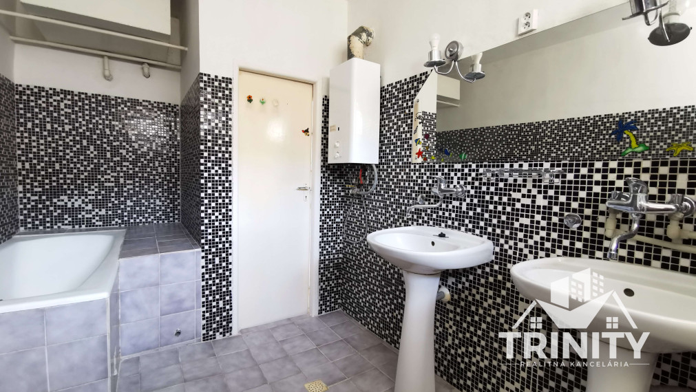 Na predaj poschodový 7-izbový rodinný dom v meste Nové Zámky