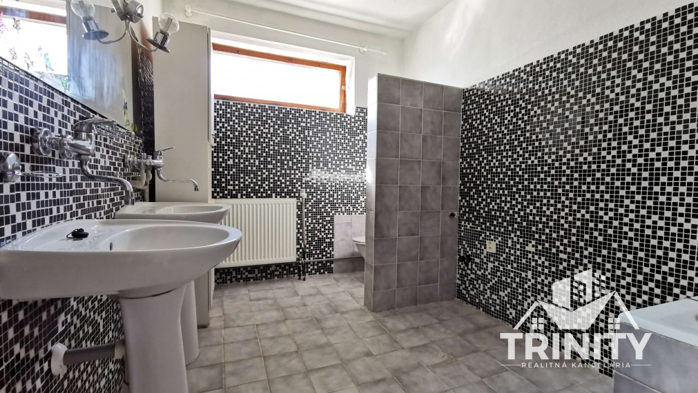 Na predaj poschodový 7-izbový rodinný dom v meste Nové Zámky