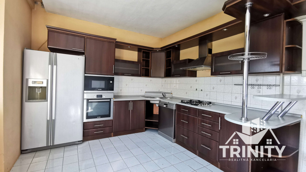 Na predaj poschodový 7-izbový rodinný dom v meste Nové Zámky