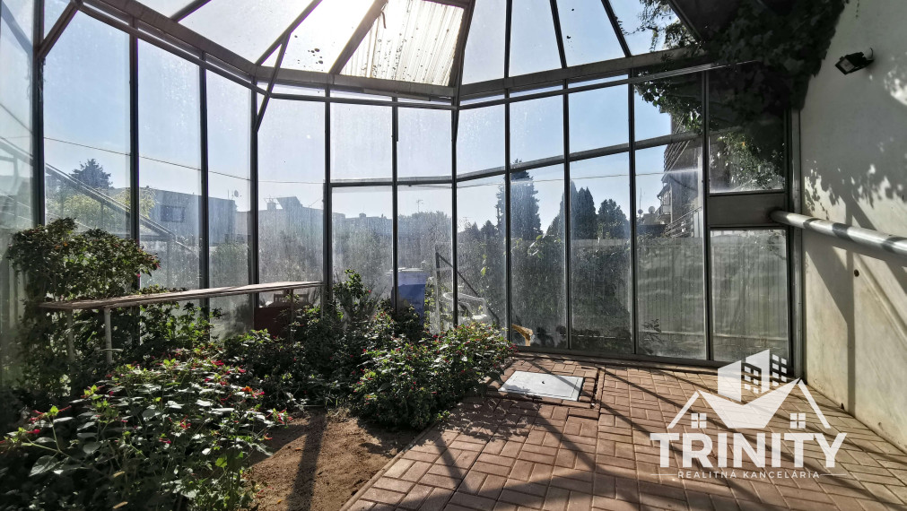 Na predaj poschodový 7-izbový rodinný dom v meste Nové Zámky