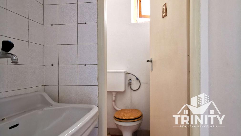 Na predaj poschodový 7-izbový rodinný dom v meste Nové Zámky