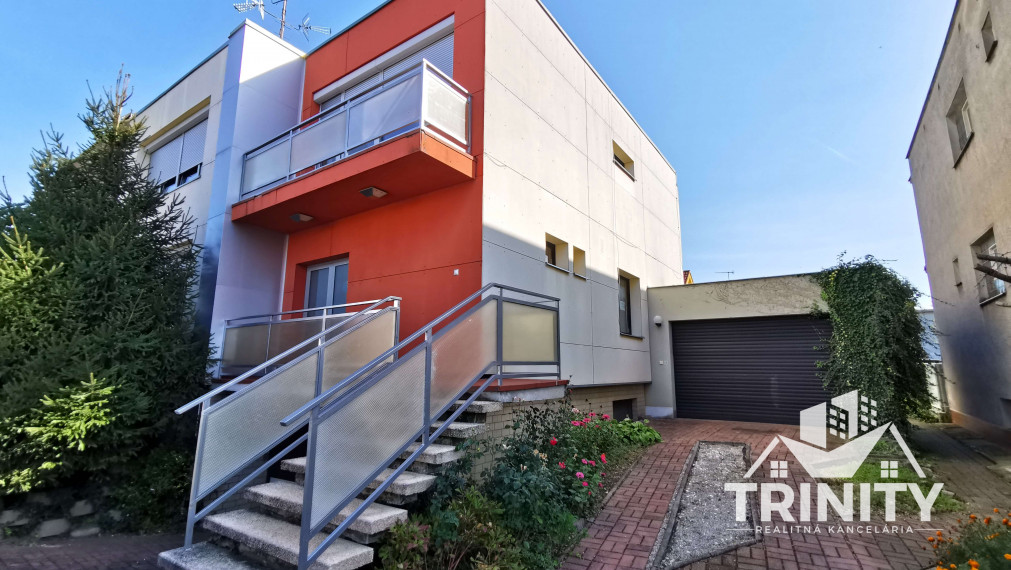 Na predaj poschodový 7-izbový rodinný dom v meste Nové Zámky