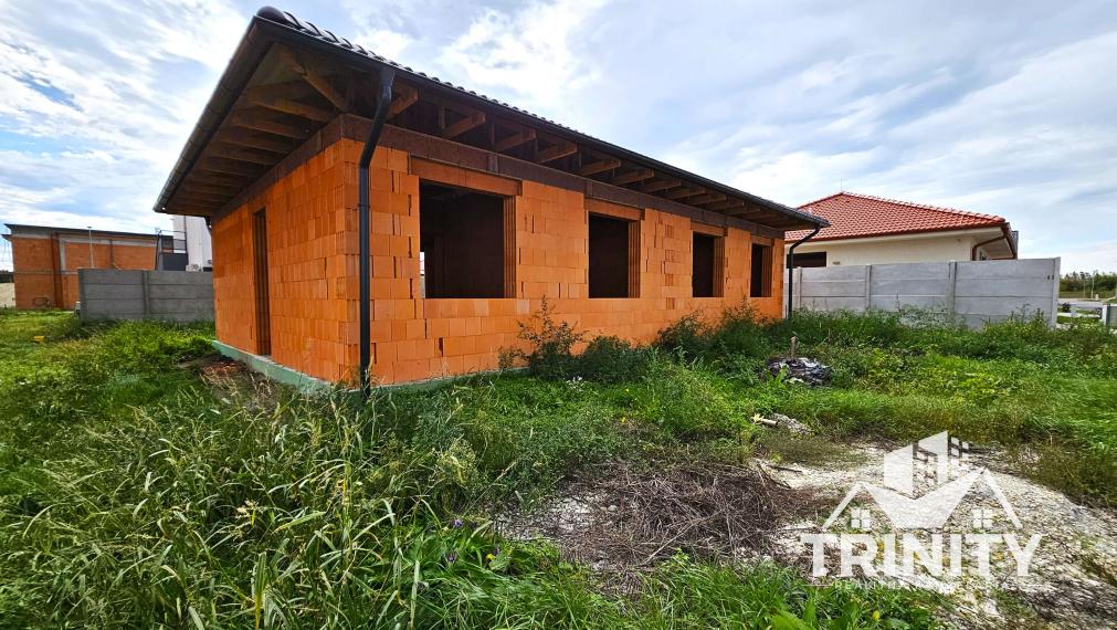 Na predaj rodinný dvojdom / apartmány v meste Nesvady