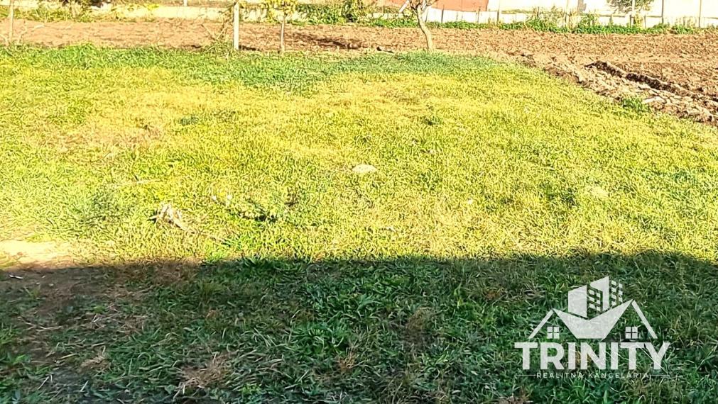 Exkluzívne - Na predaj priestranný stavebný pozemok so starším domom v obci Svätý Peter