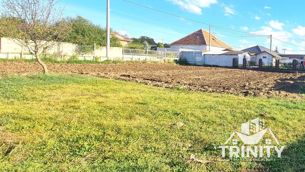 Exkluzívne - Na predaj priestranný stavebný pozemok so starším domom v obci Svätý Peter