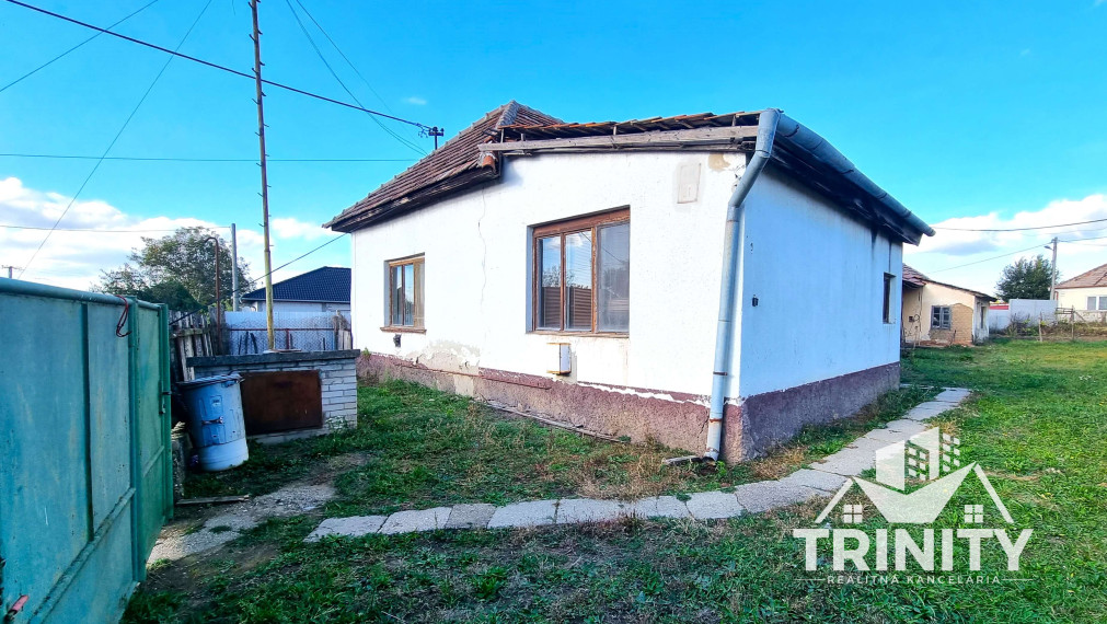 Exkluzívne - Na predaj priestranný stavebný pozemok so starším domom v obci Svätý Peter