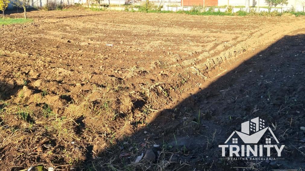 Exkluzívne - Na predaj priestranný stavebný pozemok so starším domom v obci Svätý Peter