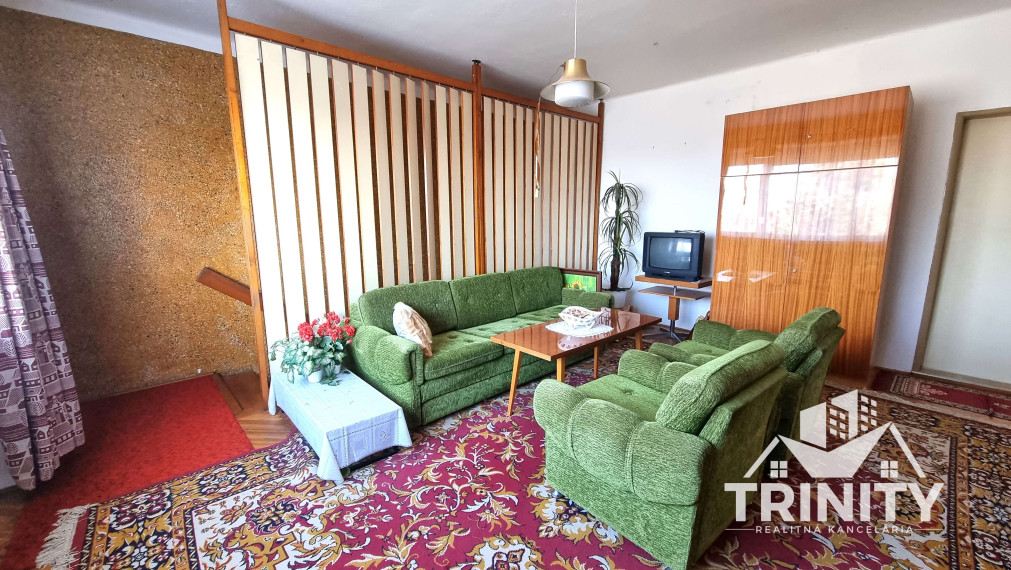 Na predaj priestranný rodinný dom s garážou v obci Hul