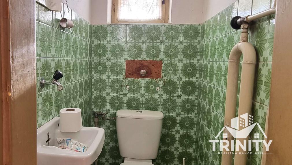 Na predaj priestranný rodinný dom s garážou v obci Hul