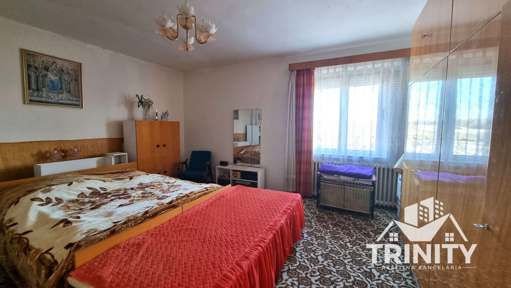 Na predaj priestranný rodinný dom s garážou v obci Hul