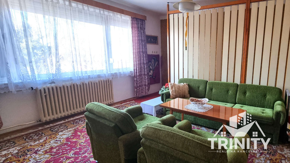 Na predaj priestranný rodinný dom s garážou v obci Hul