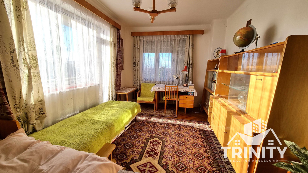 Na predaj priestranný rodinný dom s garážou v obci Hul