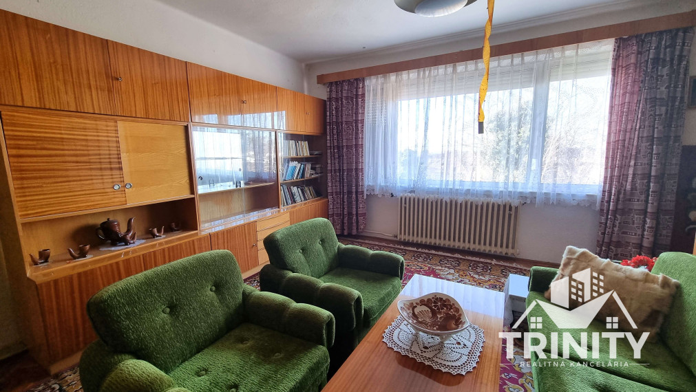 Na predaj priestranný rodinný dom s garážou v obci Hul