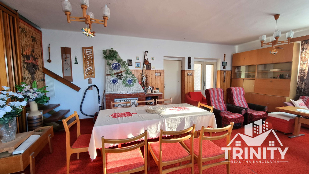 Na predaj priestranný rodinný dom s garážou v obci Hul