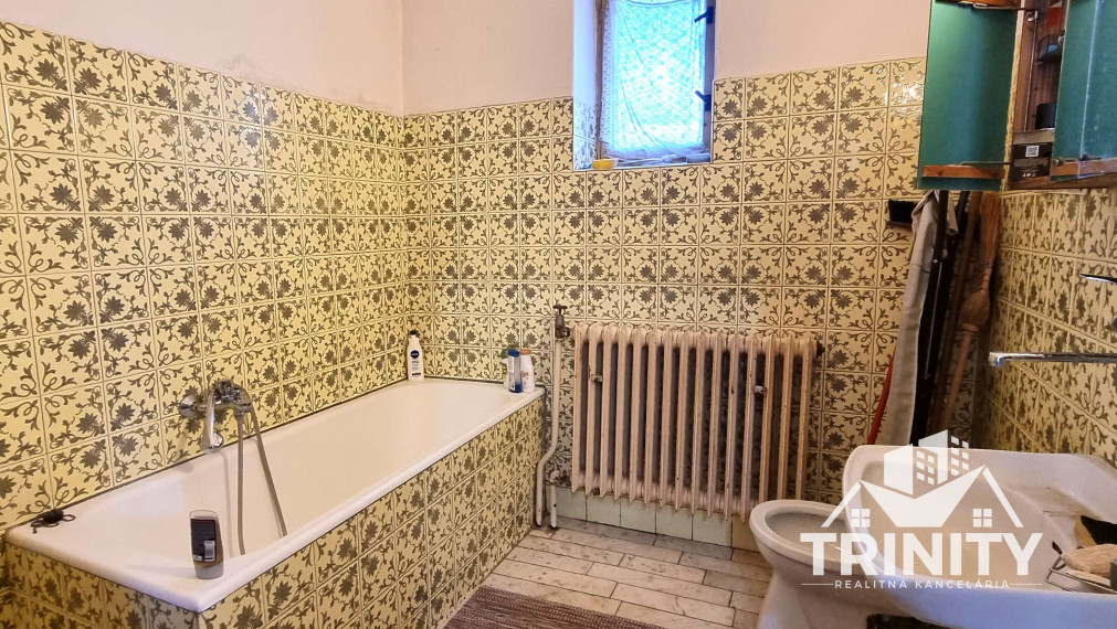 Na predaj priestranný rodinný dom s garážou v obci Hul