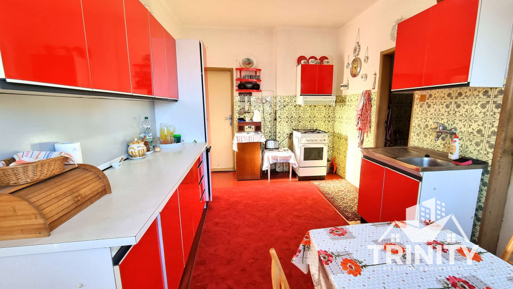 Na predaj priestranný rodinný dom s garážou v obci Hul