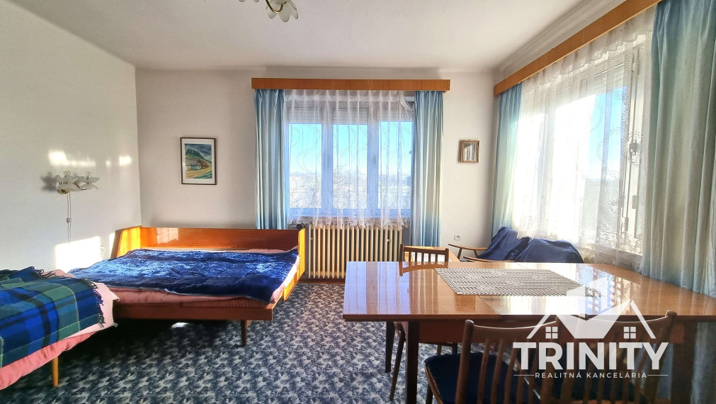 Na predaj priestranný rodinný dom s garážou v obci Hul