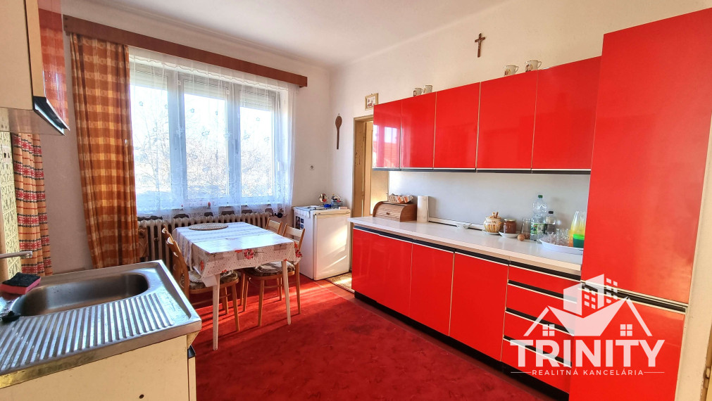 Na predaj priestranný rodinný dom s garážou v obci Hul