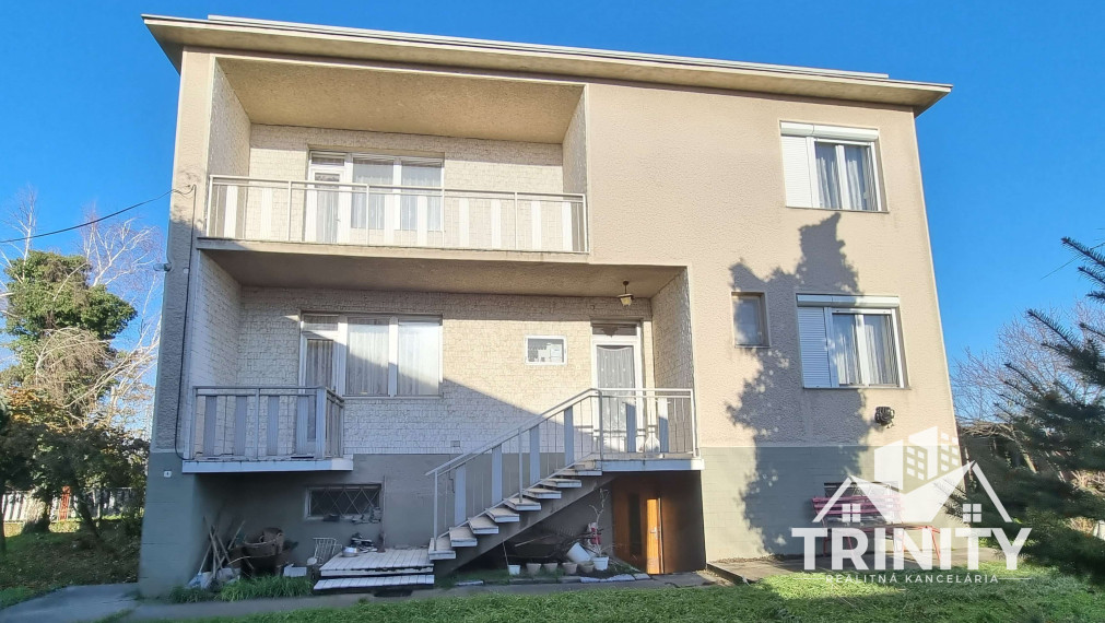 Na predaj priestranný rodinný dom s garážou v obci Hul